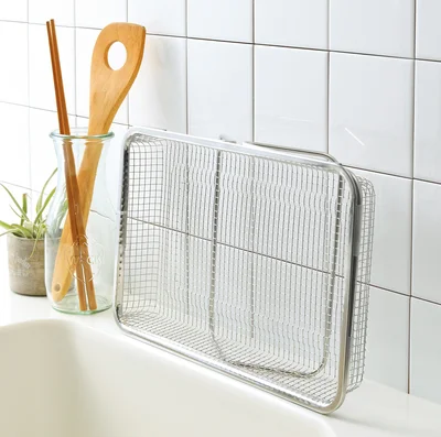 サッとバーを縮めてコンパクトに収納でき、自立も◯