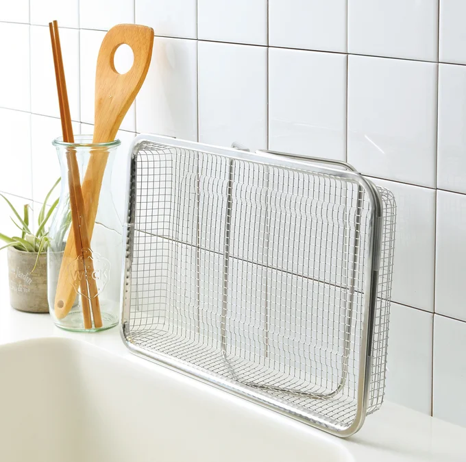 サッとバーを縮めてコンパクトに収納でき、自立も◯