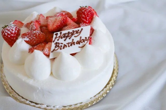 メッセージプレートが乗ったホールケーキ