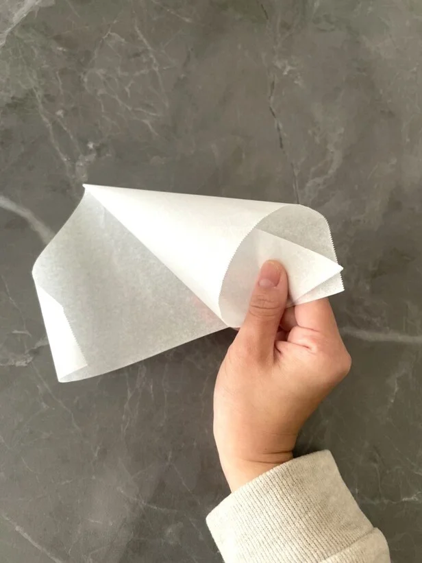 端からくるくる巻いて円錐を作る（▶次へ）