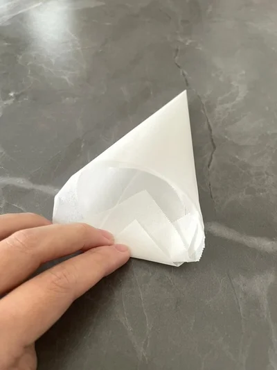 端を中に折り込んでコルネの完成！（▶次はチョコの用意）