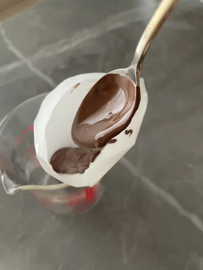 スプーンですくってコルネの中に入れる（▶次へ）