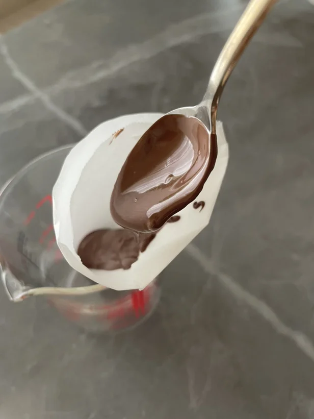 スプーンですくってコルネの中に入れる（▶次へ）