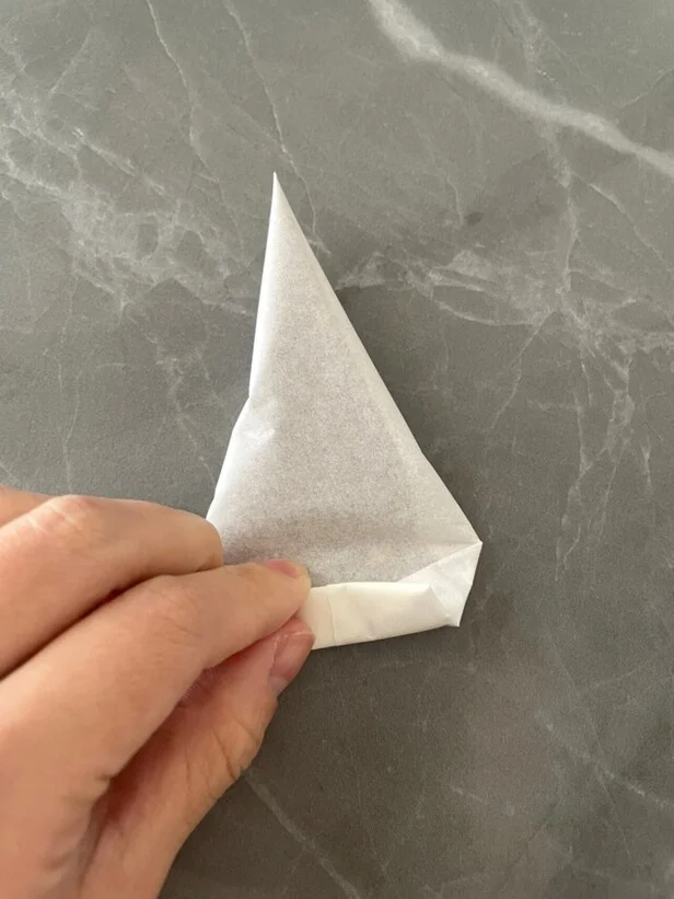 コルネの開け口を折り返す（▶次へ）