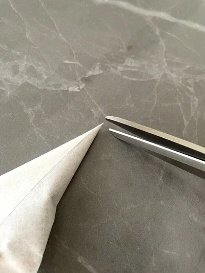 先端をはさみで少し切る（▶次へ）