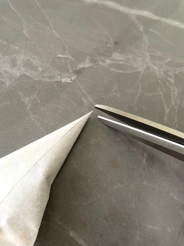 先端をはさみで少し切る（▶次へ）