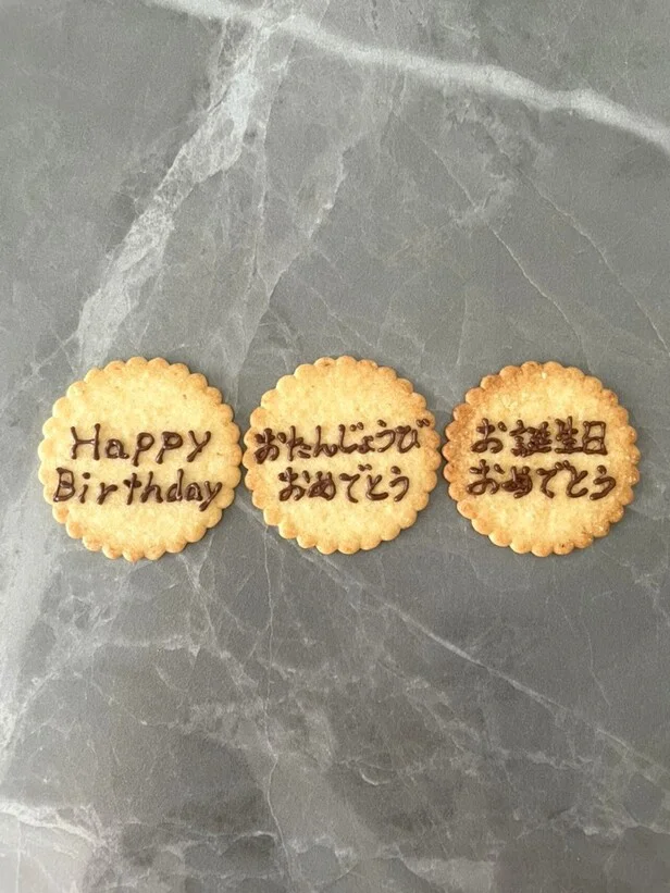 こんなにきれいに書けました！（▶市販のチョコペンだと…？）