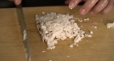 包丁で叩いてほぐすだけで、簡単にフレーク状に