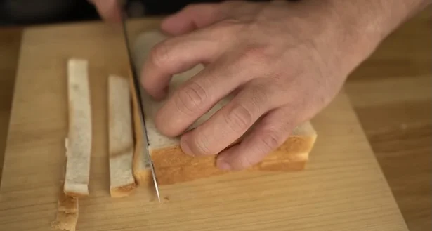 パンの耳の両サイドを切り落とす