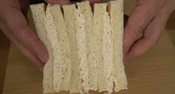 3等分に切り分ければ完成　▶︎サラダにトッピングするのもオススメ