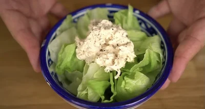 野菜にドレッシングをかけ、その上にささみマヨをトッピング