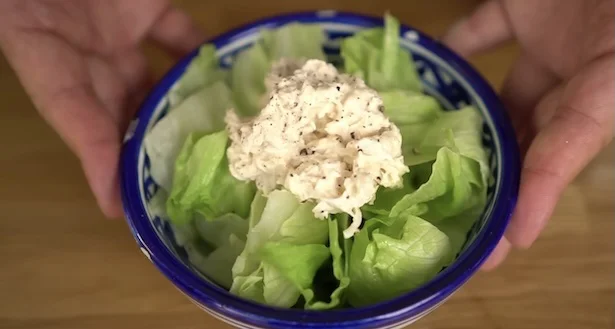 野菜にドレッシングをかけ、その上にささみマヨをトッピング