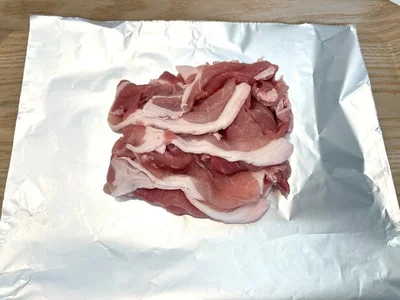 アルミホイルを敷き、中心に肉を置きます（▶次へ）
