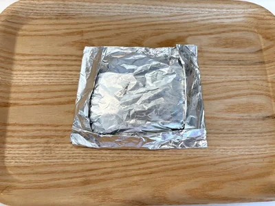 端を折って空気が入るのを防ぎます（▶次へ）