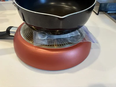 もう一つのフライパンで挟むと時短に！（▶次へ）