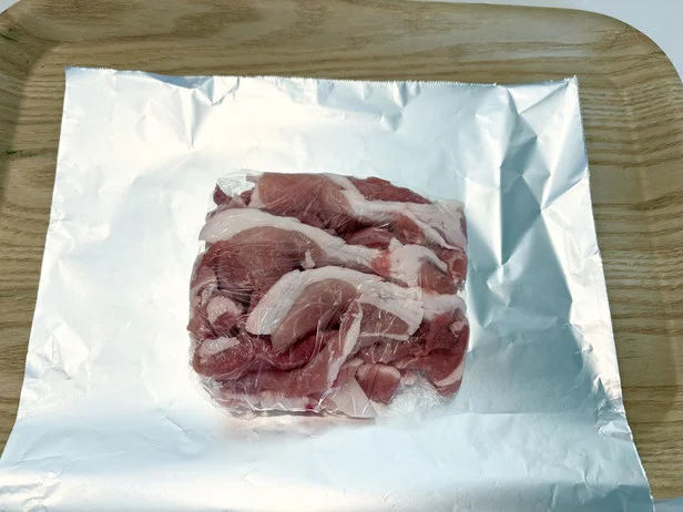 アルミホイルの変色が気になる場合は、ラップをしてからアルミで包むのがおすすめ（▶次へ）