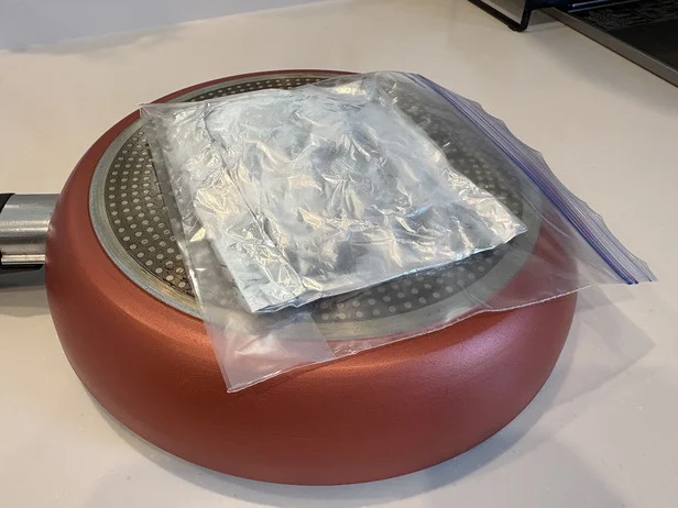 フライパンを裏返して…（▶次へ）