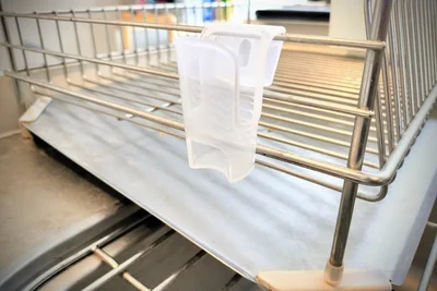 【水筒の水切り】ホルダーを水切りカゴの外側にセットして…（▶次へ）