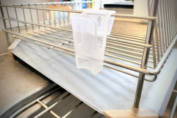 【水筒の水切り】ホルダーを水切りカゴの外側にセットして…（▶次へ）