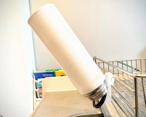 【水筒の水切り】水筒を逆さに掛けるだけ！（▶次の裏ワザを見る）