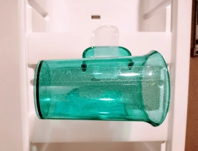 【コップ置き】取っ手をホルダーに掛ける（▶次の裏ワザを見る）