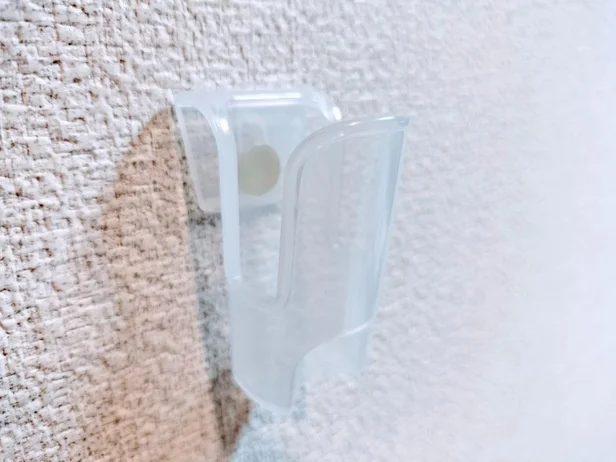 【メガネ置き】押しピンでホルダーを固定して…（▶次へ）