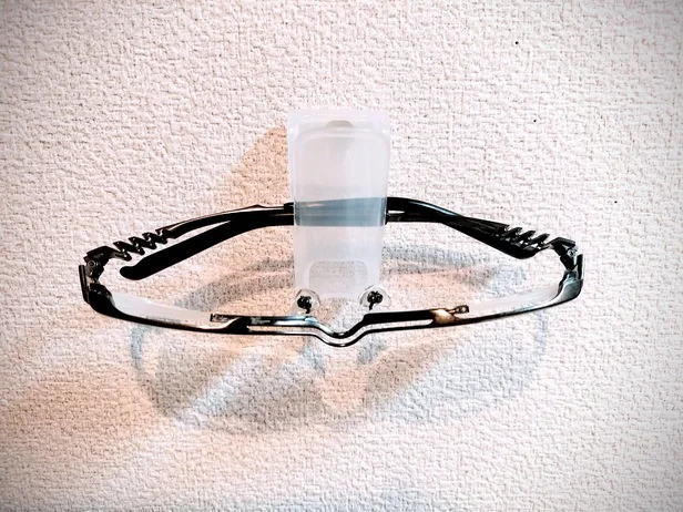 【メガネ置き】たたんだメガネのつるを掛けるだけ！