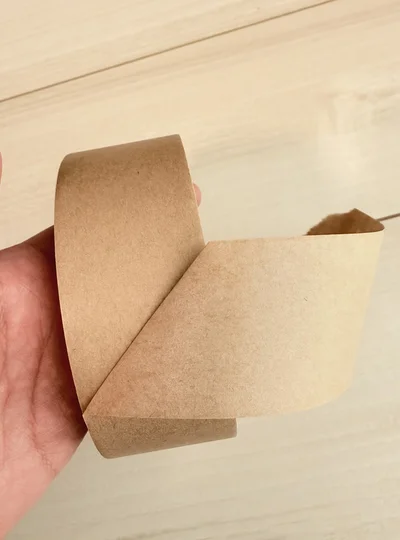 クラフトテープの粘着面が外側へ来るように折る（▶次へ）