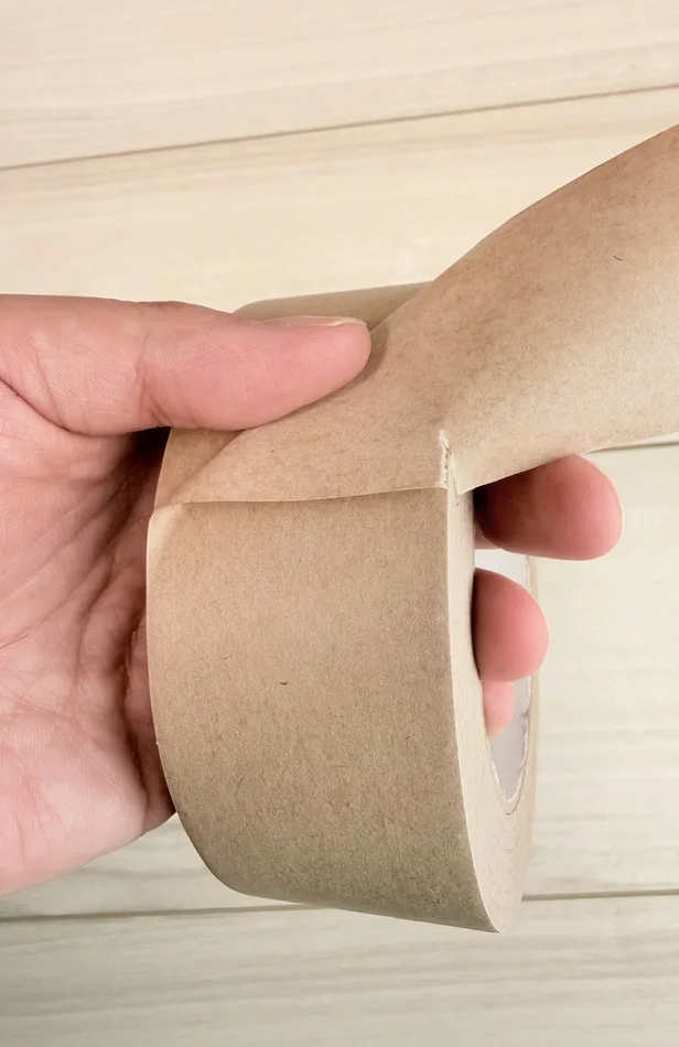 ロールのフチに合わせて少し切れ目を入れておく（▶次へ）