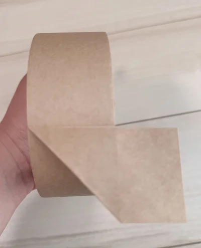 クラフトテープの粘着面を内側にして折る（▶次へ）