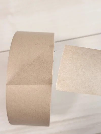 クラフトテープがきれいに切れるし端も見つけやすい！（▶次へ）