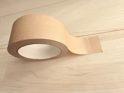 クラフトテープはハサミやカッターなしでまっすぐ切れる！（▶次へ）