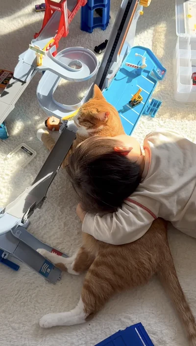 遊び疲れて、なぎくんにもたれかかる息子くん▶最近のなぎくんの様子（⇒次へ）