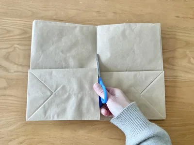 紙袋を半分にカットして…（▶次へ）