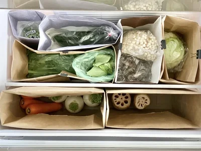 家にある紙袋で野菜の鮮度と整った庫内をキープ！（▶神テクを使う前の野菜室を見る）