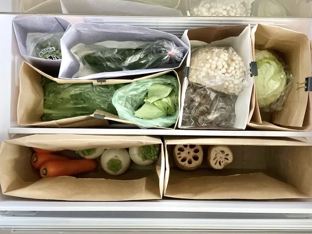 家にある紙袋で野菜の鮮度と整った庫内をキープ！（▶神テクを使う前の野菜室を見る）