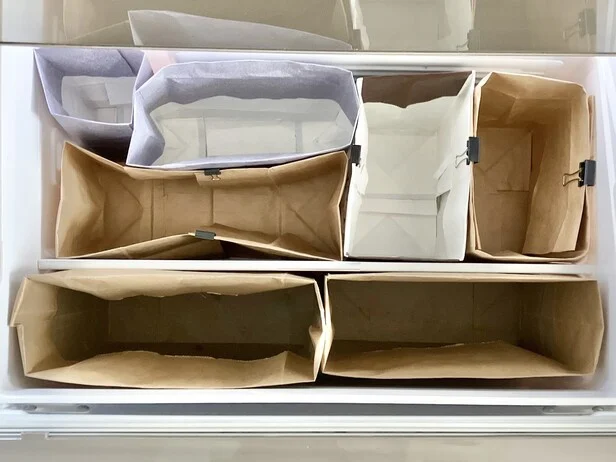 野菜室のスペースに合わせて紙袋を調整しながら配置！（▶紙袋を使うメリットは？）