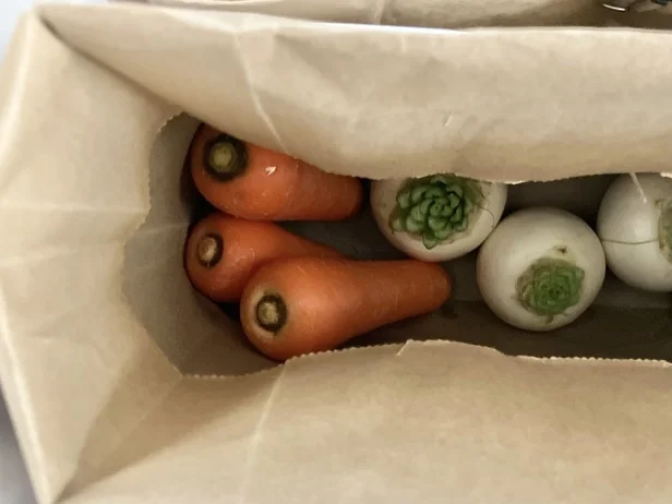 紙袋が冷気や湿気から野菜を守ってくれる！
