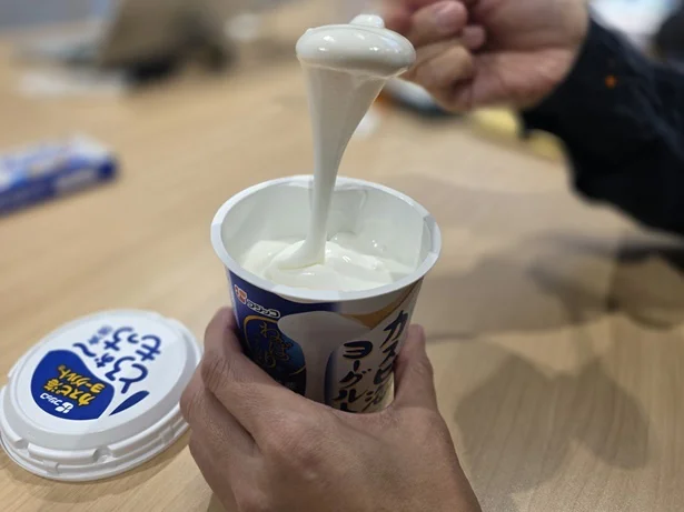 スプーンを入れると、驚くほどもっちり!しっかり混ぜてからいただきます!
