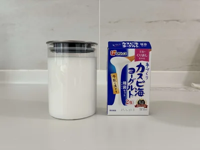 牛乳に、種菌を加え、スプーンでダマがなくなるまでよくかき混ぜたら、あとは待つだけで、美味しいヨーグルトの完成。