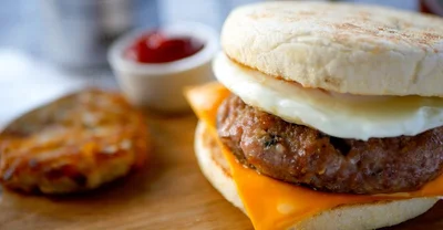 「手作りソーセージのエッグマフィン」