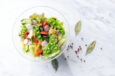 【ポイント2】そのまま食卓へ出せる！ガラスのような美しいボウル