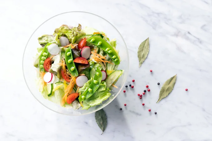 【ポイント2】そのまま食卓へ出せる！ガラスのような美しいボウル