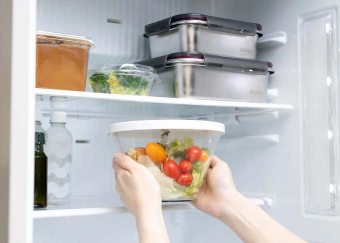 余ったサラダは付属のフタをしてそのまま冷蔵庫へ保存できるのでラップの節約にも