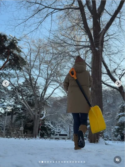 作品づくりの最初は雪集めから▶完成作品には人だかりが（⇒次へ）