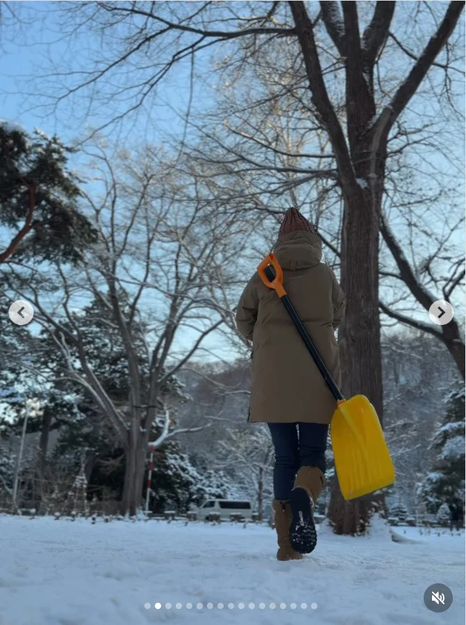 作品づくりの最初は雪集めから▶完成作品には人だかりが(⇒次へ)