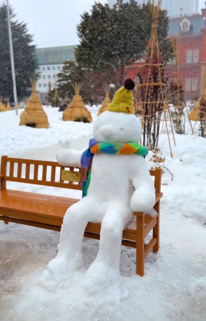 雪でできた大きな人(⇒次ページからコミックエッセイ『はむはむづくし2』を読めます)