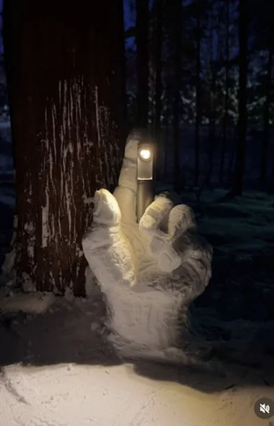 大きな手のオブジェ▶うさぎ以外にもかわいらしい動物を発見！（⇒次へ）