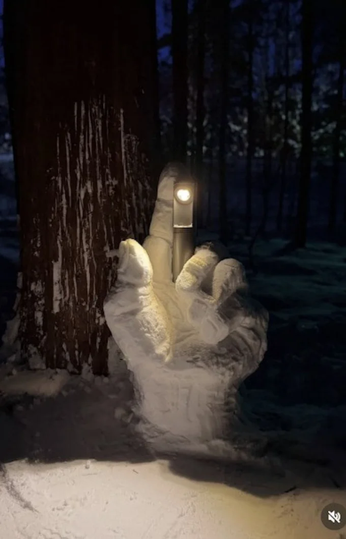 大きな手のオブジェ▶うさぎ以外にもかわいらしい動物を発見!(⇒次へ)