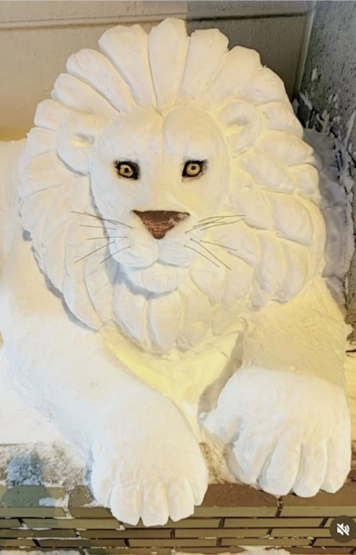 札幌のバンクシー」足を止める人が続出！公園に突如現れた雪うさぎに